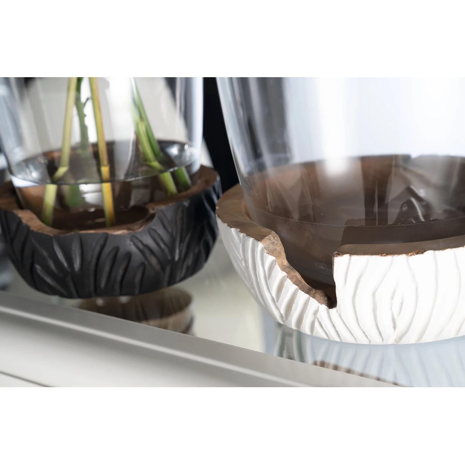 Leonardo Vase avec socle en bois Casolare I - Acacia mat - Noir 3 Leonardo Vase avec socle en bois Casolare I - Acacia mat - Noir – Image 3