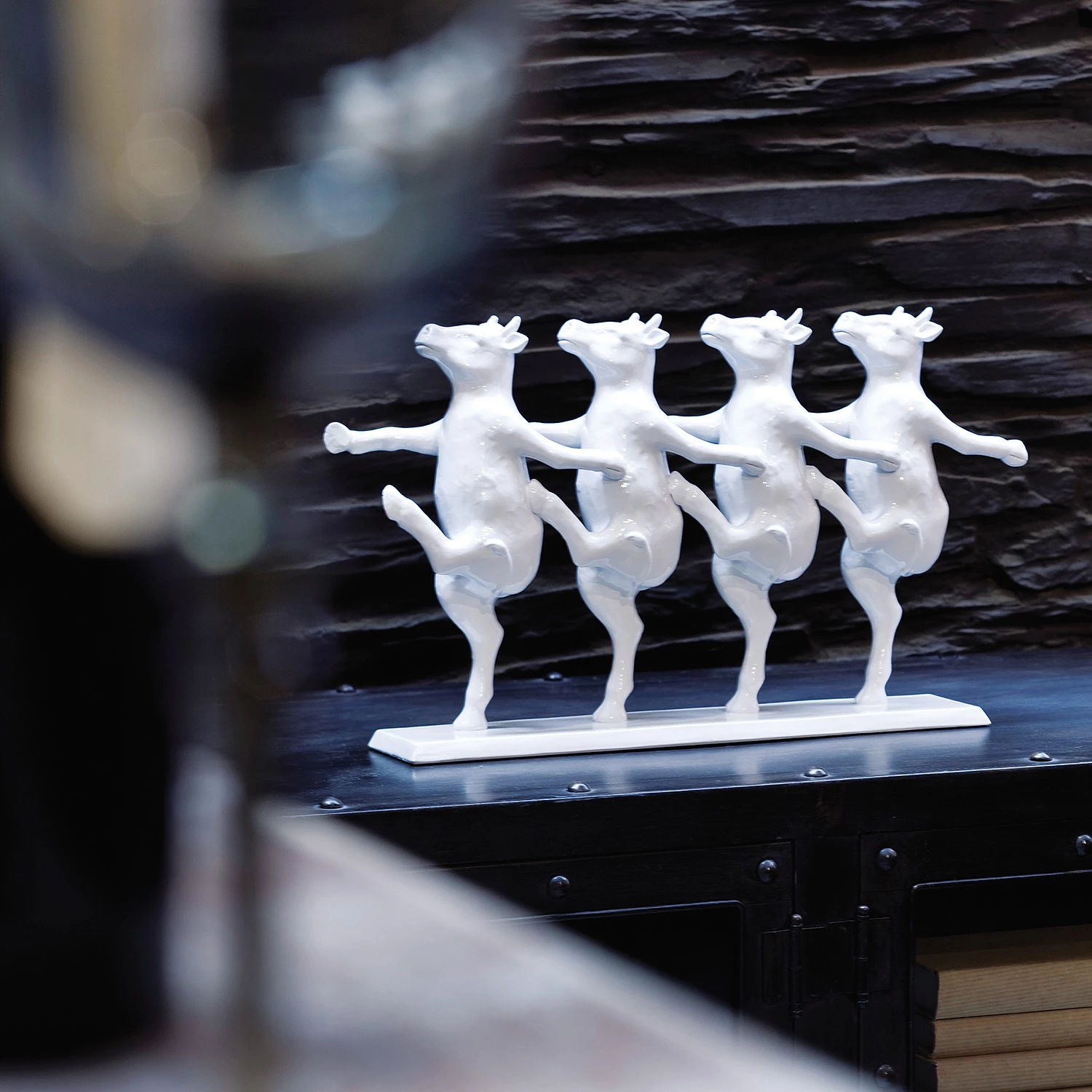 Kare Design Statuette Dancing Cows - Blanc - Pierre 4 Kare Design Statuette Dancing Cows - Blanc - Pierre – Image 4