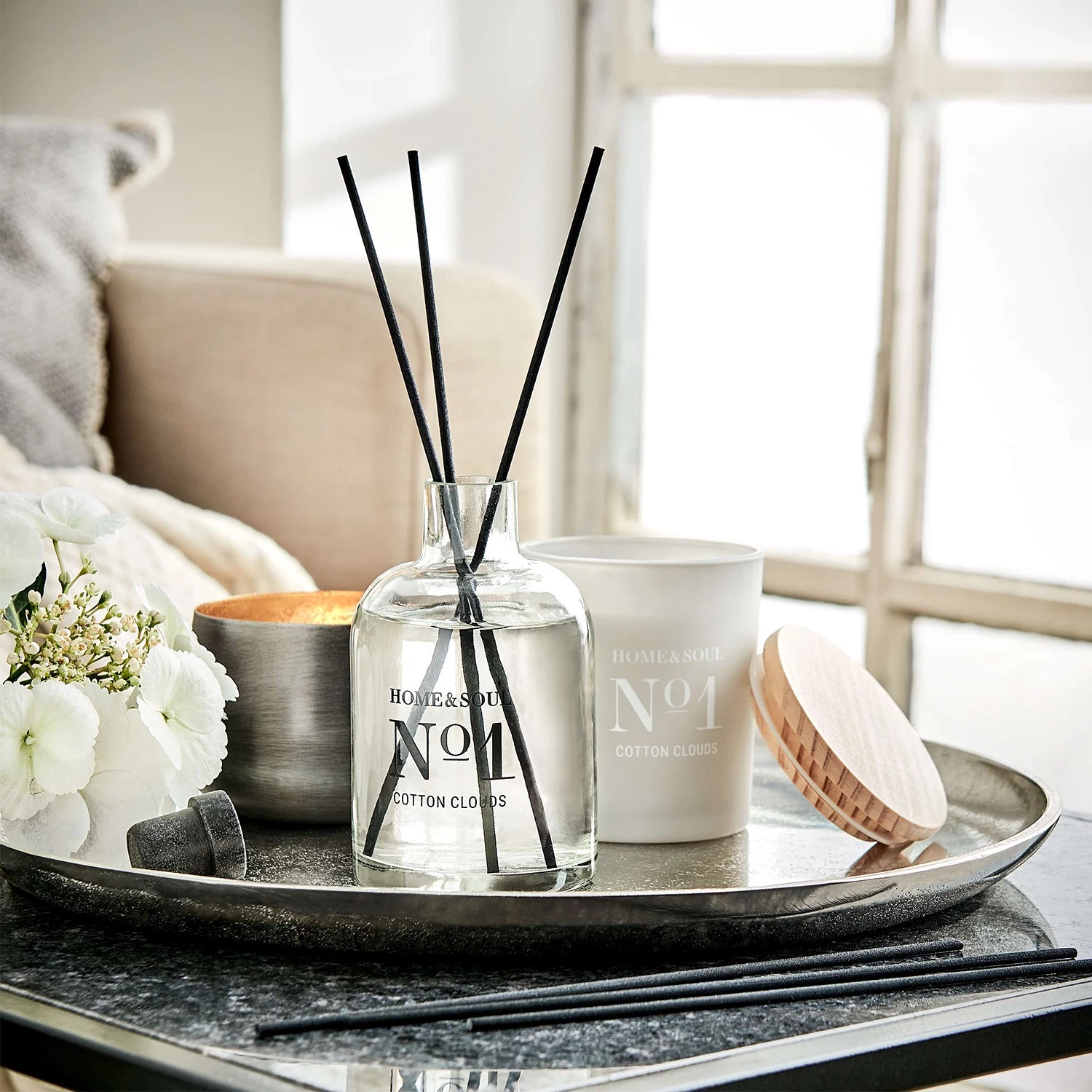 Butlers Bougie parfumée Cotton HOME & SOUL - Pin certifié FSC® / Cire de soja / Paraffine / Verre - Blanc 2 Butlers Bougie parfumée Cotton HOME & SOUL - Pin certifié FSC® / Cire de soja / Paraffine / Verre - Blanc – Image 2