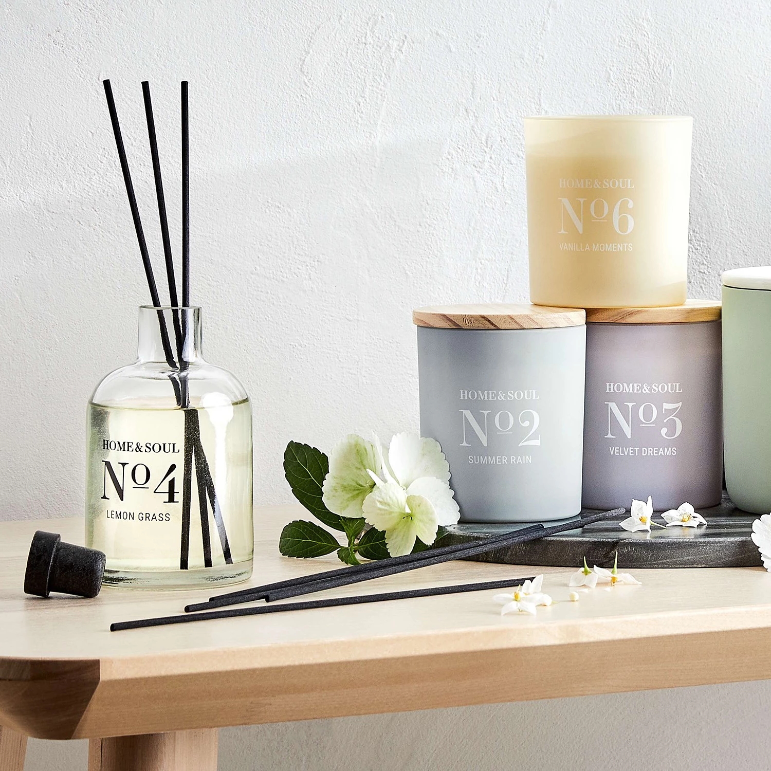 Butlers Bougie parfumée Velvet HOME & SOULS - Pin certifié FSC® / Cire de soja / Paraffine / Verre - Violet 2 Butlers Bougie parfumée Velvet HOME & SOULS - Pin certifié FSC® / Cire de soja / Paraffine / Verre - Violet – Image 2