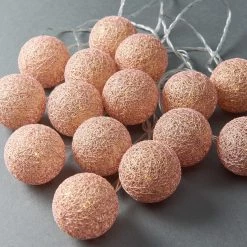 Butlers Guirlande lumineuse LES PETITES BELLE - Cuivre / Jute - Rosé 8 Butlers Guirlande lumineuse LES PETITES BELLE - Cuivre / Jute - Rosé -Pas Cher Décoration Magasin 1000365675 220728 021 MOOD DETAILS P000000001000365675 mood