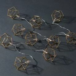 Butlers Guirlande lumineuse GEOMETRICS - Aluminium / PVC - Doré 8 Butlers Guirlande lumineuse GEOMETRICS - Aluminium / PVC - Doré -Pas Cher Décoration Magasin 1000365683 220728 021 MOOD DETAILS P000000001000365683 mood