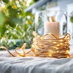 Butlers Guirlande lumineuse FARMHOUSE - Cuivre / Jute - Naturel 6 Butlers Guirlande lumineuse FARMHOUSE - Cuivre / Jute - Naturel -Pas Cher Décoration Magasin 1000365685 220728 021 MOOD DETAILS P000000001000365685 mood